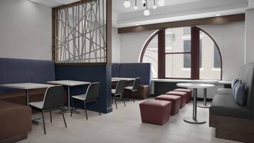 Café da manhã completo grátis todos os dias