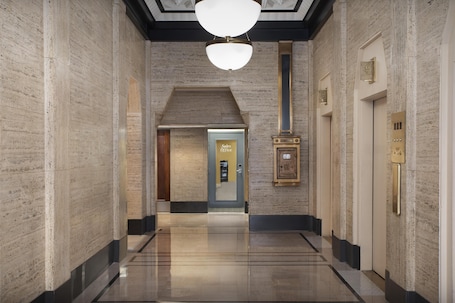 Lobby. Hampton Inn Indianapolis Downtown Across from Circle Centre