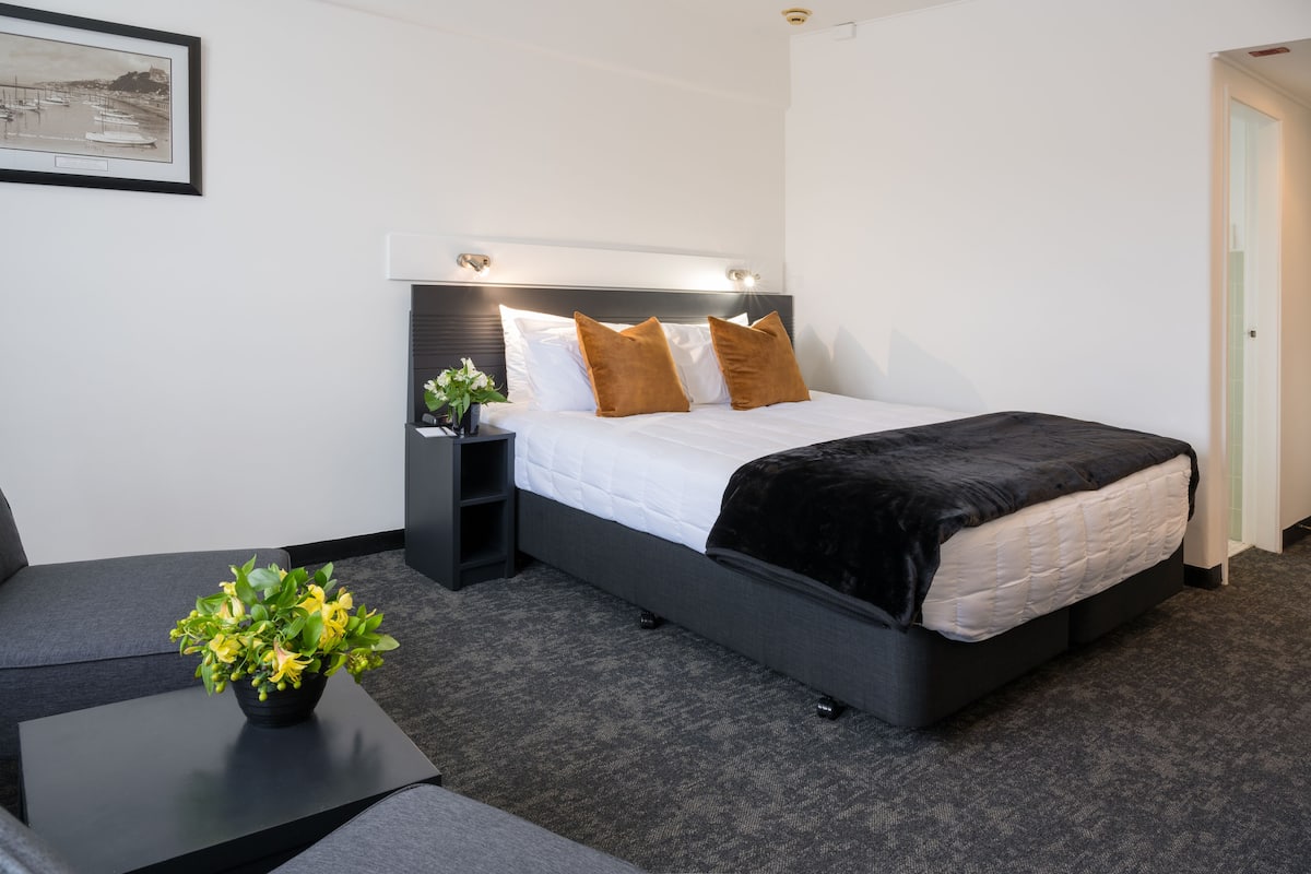 Standard Double Room, 1 King Bed | In-room safe, desk, laptop workspace, iron/ironing board