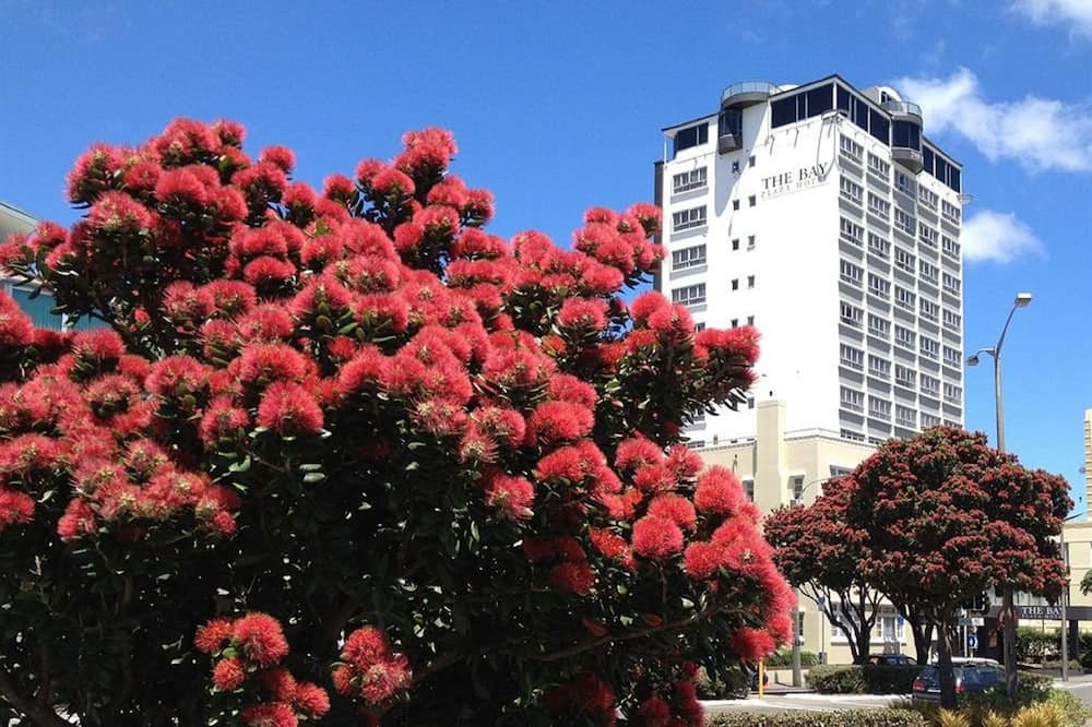 Bay Plaza Hotel