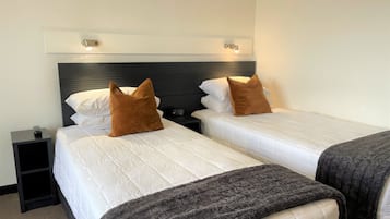 Quarto duplo standard | Cofres nos quartos, escrivaninha, espaço de trabalho para notebook