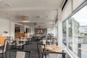 供应早餐和晚餐