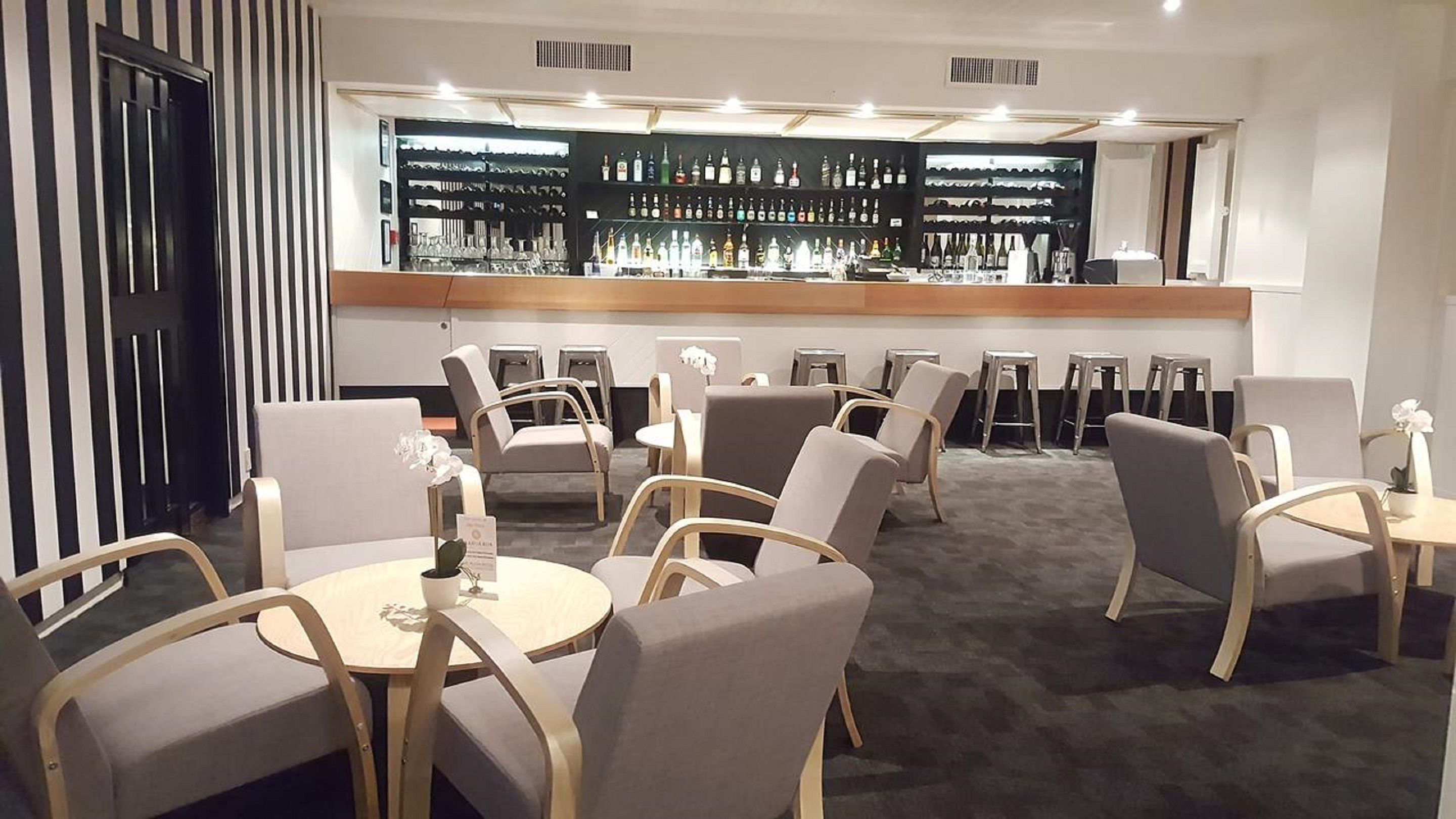 Photo - Bay Plaza Hotel