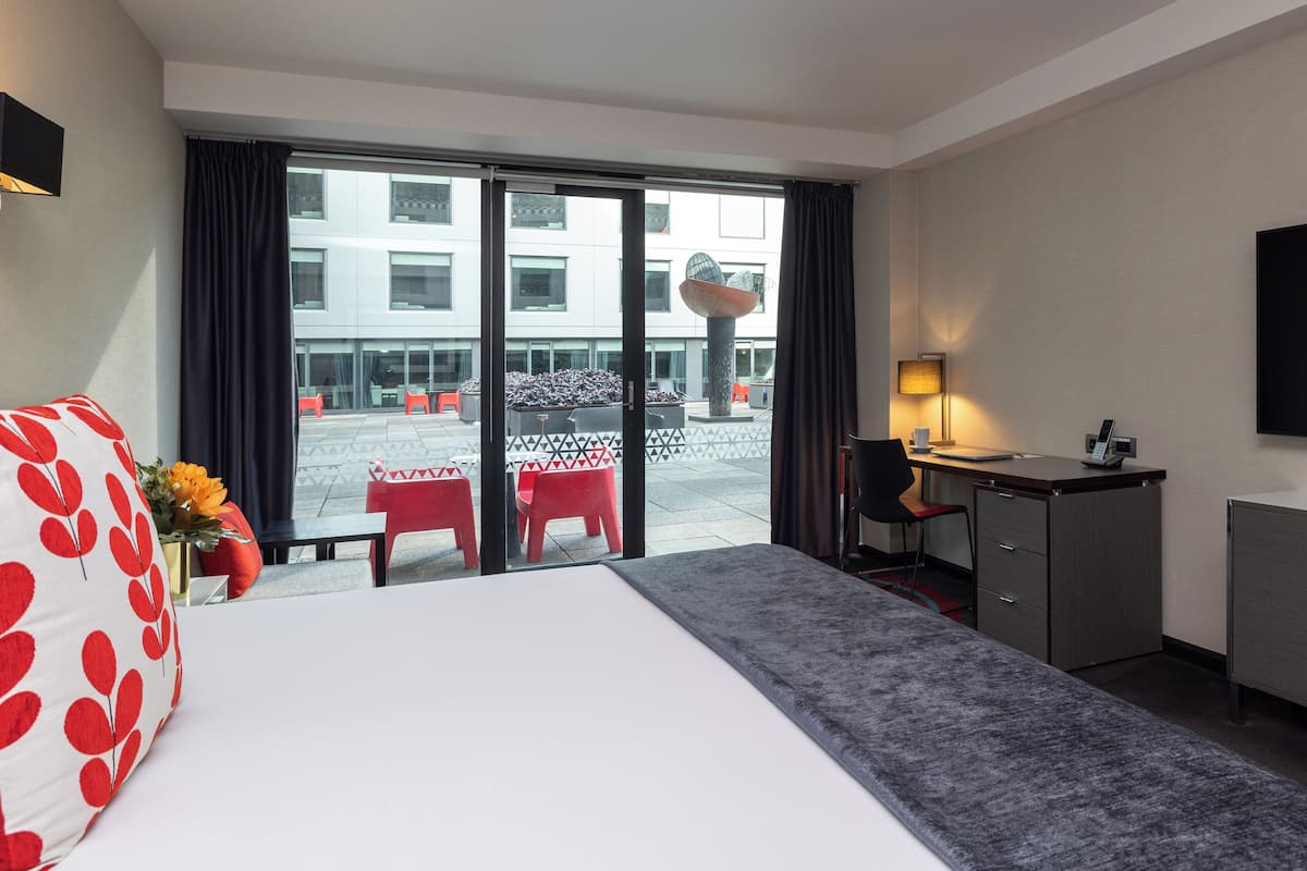 Premium-Zimmer, 1 King-Bett, Blick auf den Innenhof