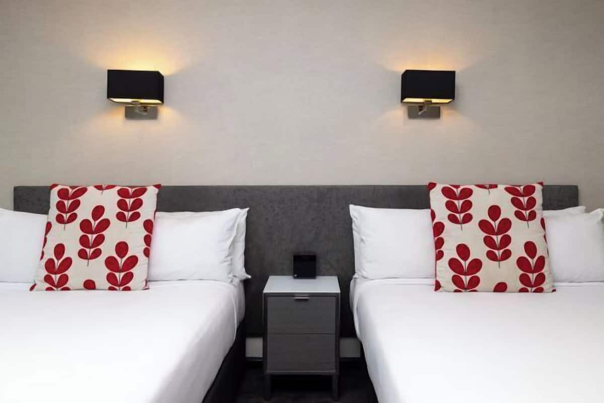 1 Schlafzimmer, Zimmersafe, Schreibtisch, laptopgeeigneter Arbeitsplatz