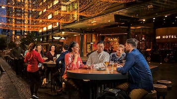 11 restaurants; lunch and dinner served