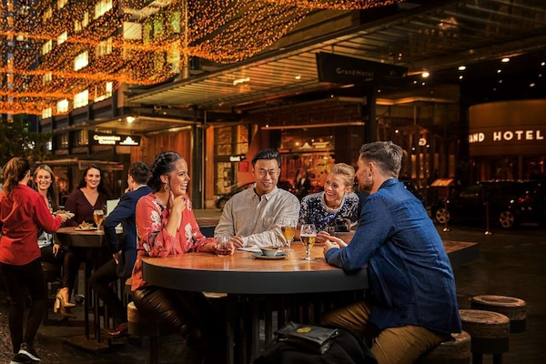 11 restaurants; lunch and dinner served