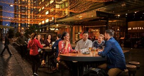 11 restaurantes; se sirve almuerzo y cena