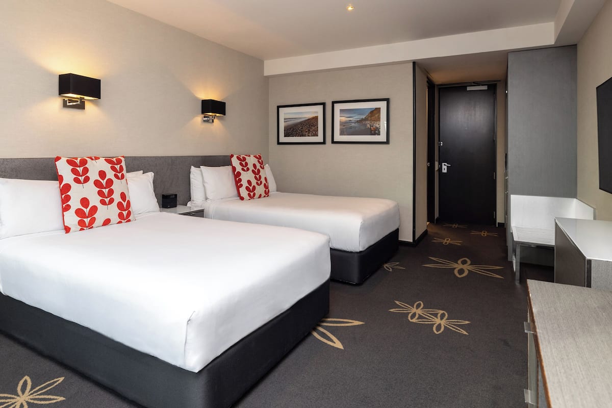 1 Schlafzimmer, Zimmersafe, Schreibtisch, laptopgeeigneter Arbeitsplatz