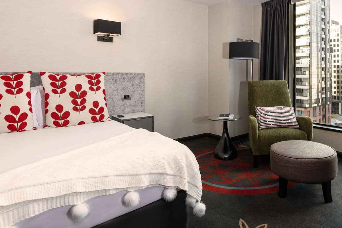 Familienzimmer, 1 Schlafzimmer (King) | 1 Schlafzimmer, Zimmersafe, Schreibtisch, laptopgeeigneter Arbeitsplatz