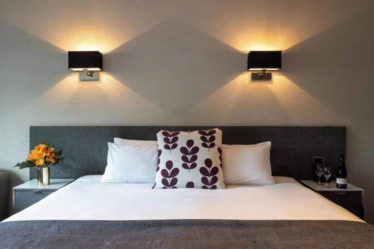 1 Schlafzimmer, Zimmersafe, Schreibtisch, laptopgeeigneter Arbeitsplatz