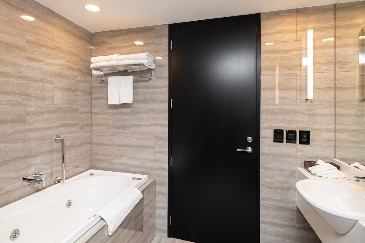 Dusche, Regendusche, kostenlose Toilettenartikel, Haartrockner