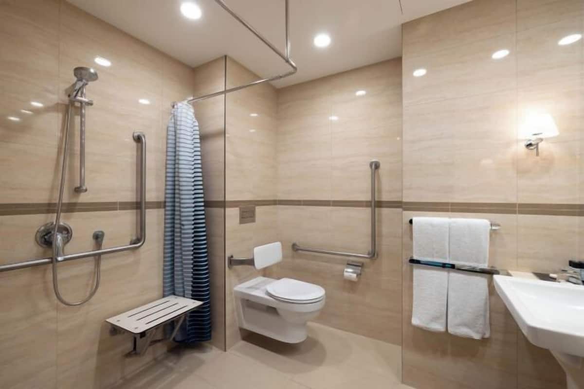 Badezimmer | Dusche, Regendusche, kostenlose Toilettenartikel, Haartrockner