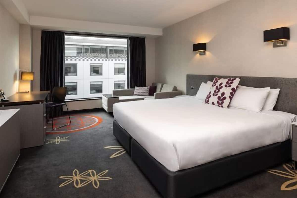 1 Schlafzimmer, Zimmersafe, Schreibtisch, laptopgeeigneter Arbeitsplatz
