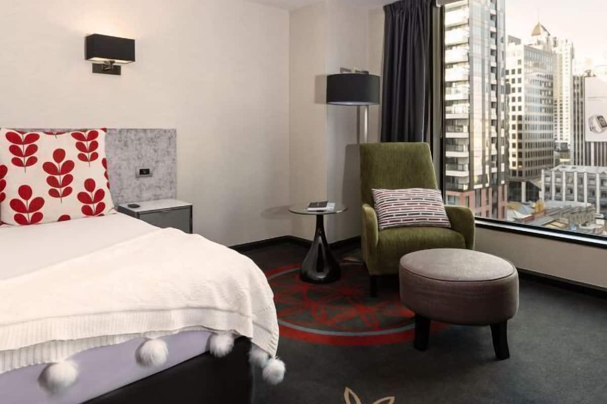 1 Schlafzimmer, Zimmersafe, Schreibtisch, laptopgeeigneter Arbeitsplatz