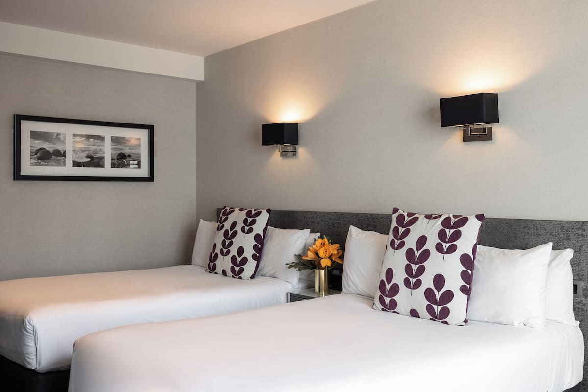 1 Schlafzimmer, Zimmersafe, Schreibtisch, laptopgeeigneter Arbeitsplatz