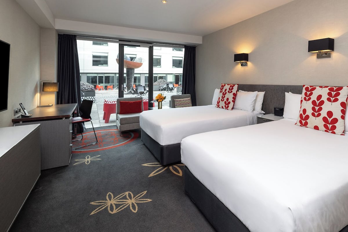 Premium-Zimmer, 2 Doppelbetten, Blick auf den Innenhof