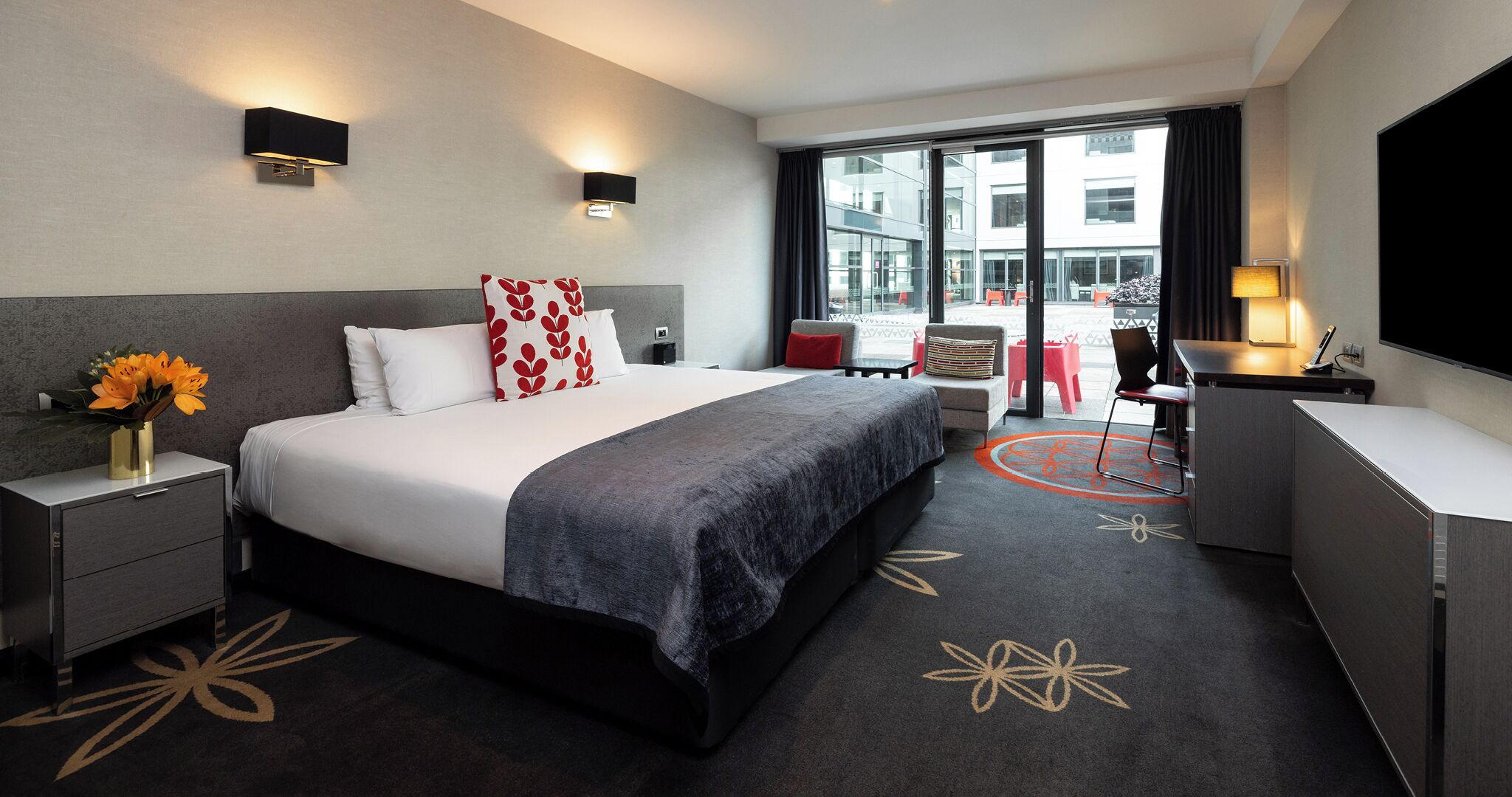 プレミアム ルーム キングベッド 1 台 コートヤードビュー | セーフティボックス (室内)、デスク、ノートパソコン用作業スペース、アイロン / アイロン台