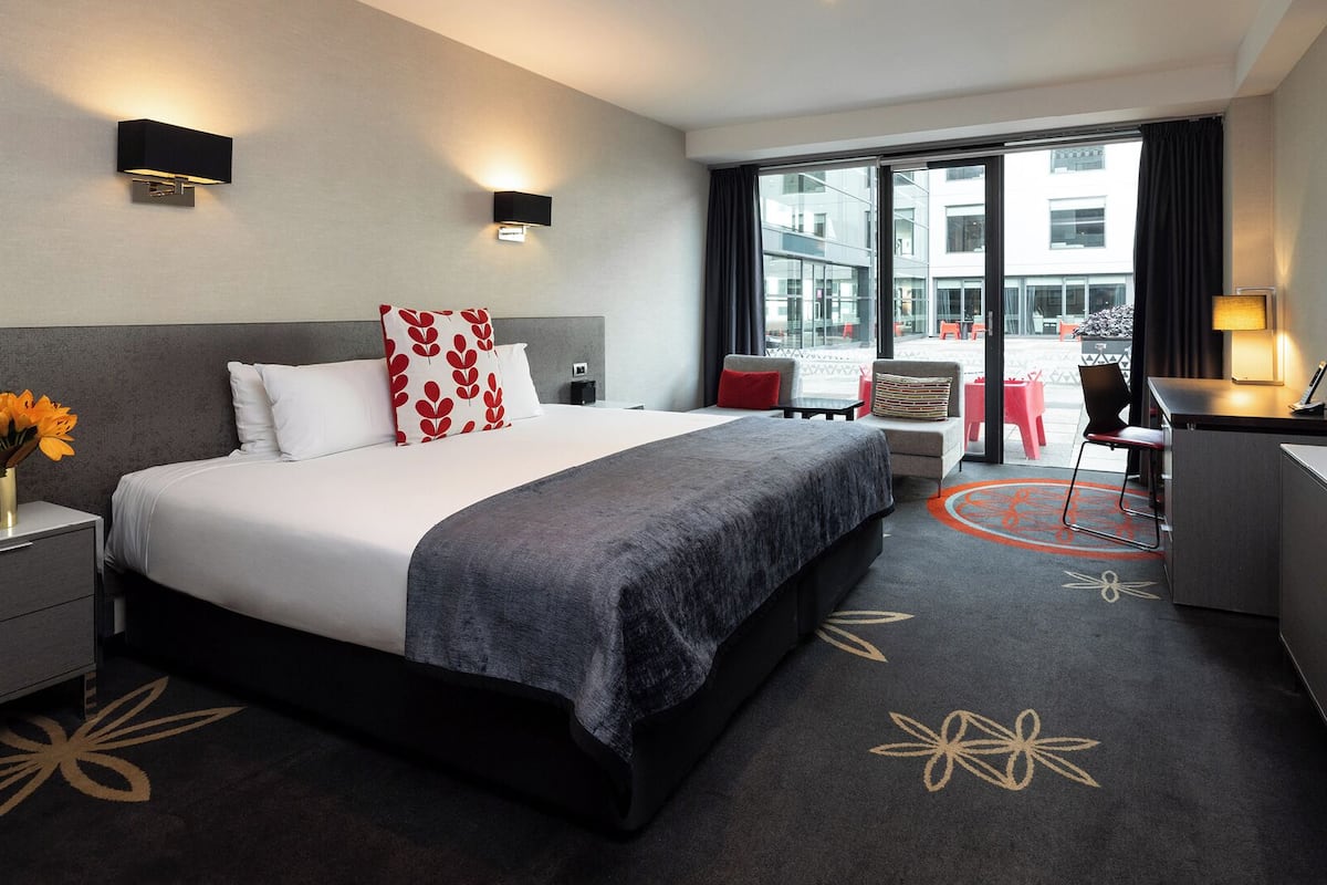 Premium-Zimmer, 1 King-Bett, Blick auf den Innenhof | 1 Schlafzimmer, Zimmersafe, Schreibtisch, laptopgeeigneter Arbeitsplatz