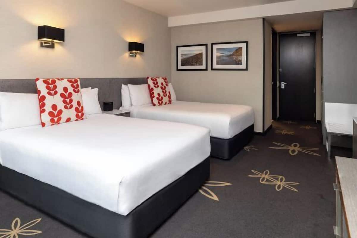 1 Schlafzimmer, Zimmersafe, Schreibtisch, laptopgeeigneter Arbeitsplatz