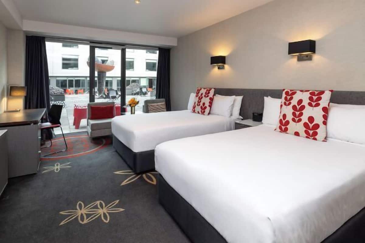 1 sovrum, värdeförvaringsskåp på rummet och skrivbord