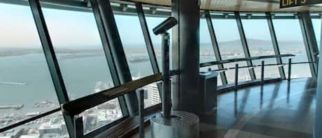 Vista panoràmica des d'un punt elevat, amb un finestral gran amb barana metàl·lica, un rètol que indica 'LIFT 3' i un columnat metàl·lic amb un disseny circular.