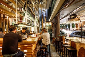 11 restaurantes, se sirven comidas, cenas y cocina americana