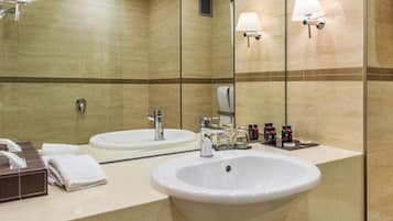 Ein Badezimmer mit zwei Waschbecken, einem Spiegel und einem Handtuchhalter.
