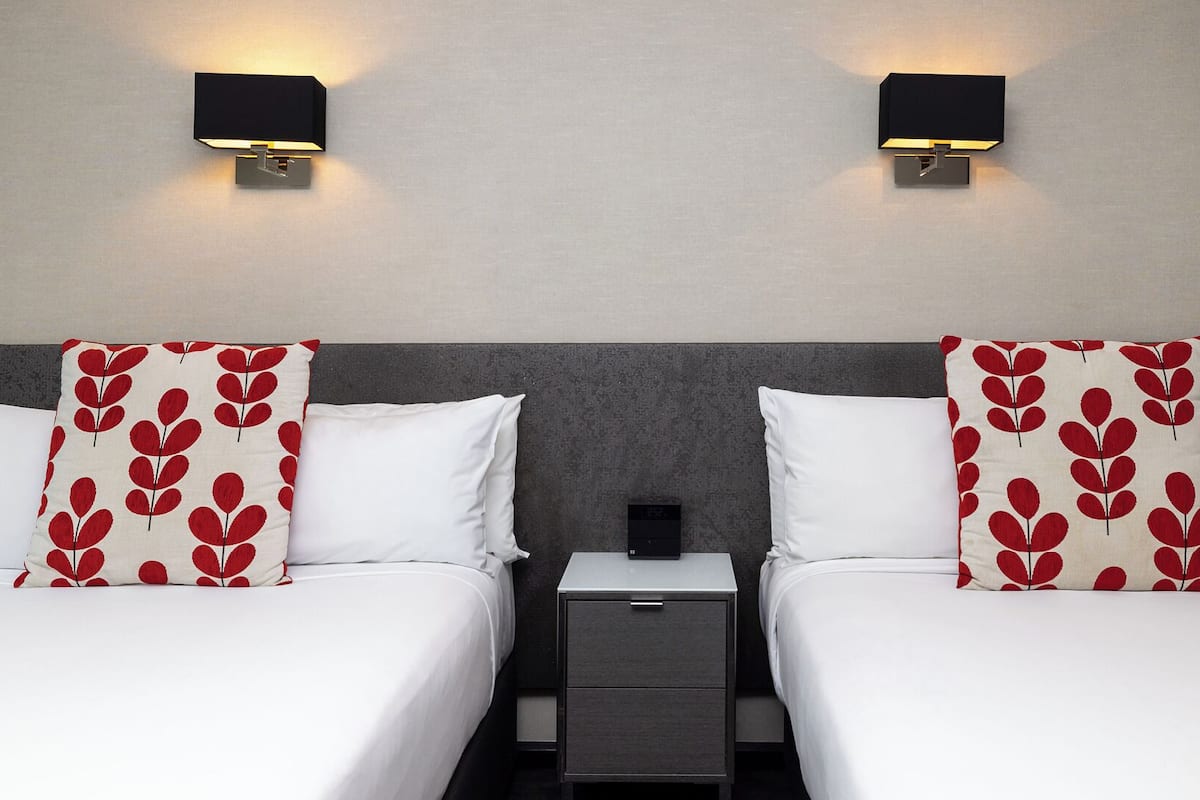 Premium-Zimmer, 2 Doppelbetten, Blick auf den Innenhof | 1 Schlafzimmer, Zimmersafe, Schreibtisch, laptopgeeigneter Arbeitsplatz