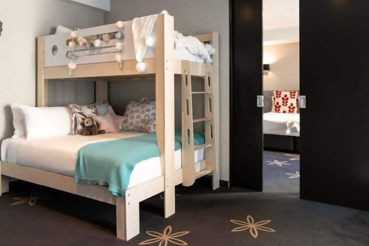 1 Schlafzimmer, Zimmersafe, Schreibtisch, laptopgeeigneter Arbeitsplatz