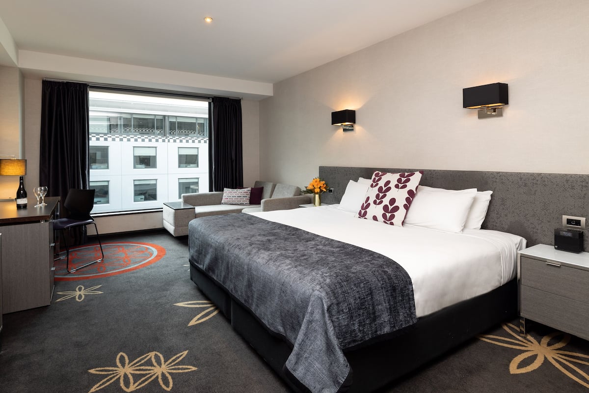 1 Schlafzimmer, Zimmersafe, Schreibtisch, laptopgeeigneter Arbeitsplatz