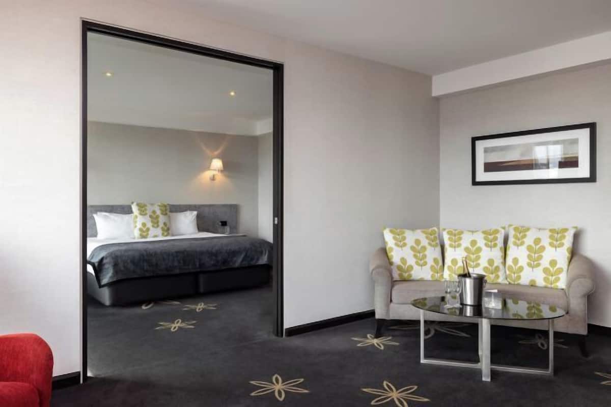 1 Schlafzimmer, Zimmersafe, Schreibtisch, laptopgeeigneter Arbeitsplatz