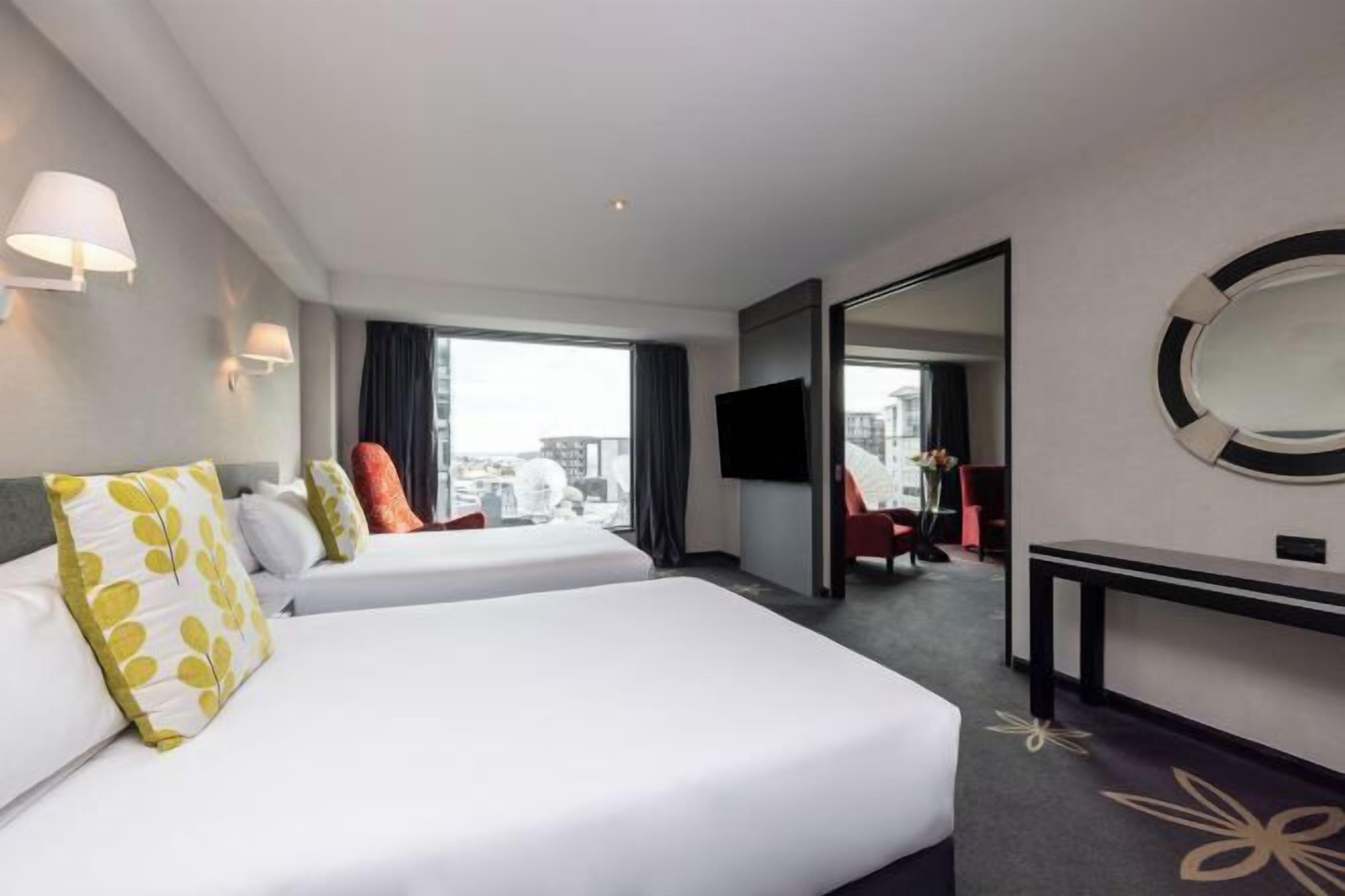 Cofres nos quartos, escrivaninha, espaço de trabalho para notebook