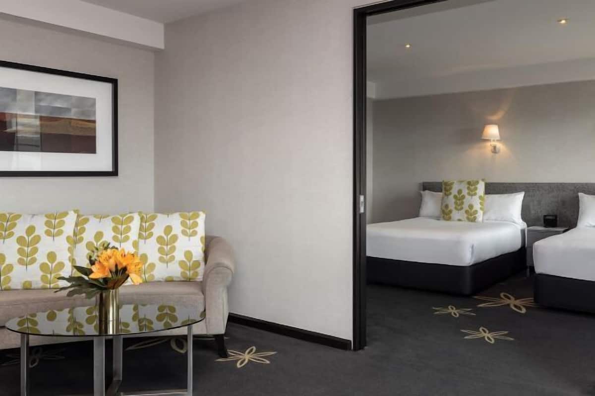 1 Schlafzimmer, Zimmersafe, Schreibtisch, laptopgeeigneter Arbeitsplatz