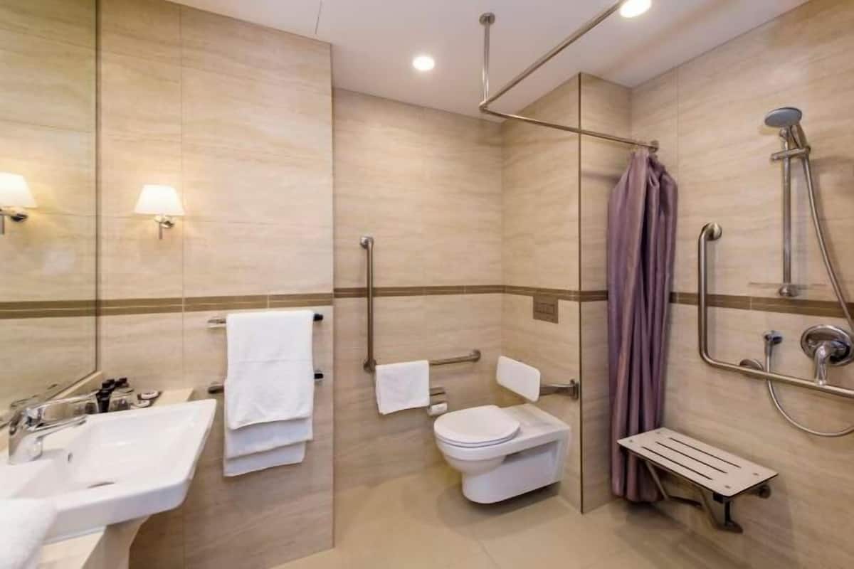 Badezimmer | Dusche, Regendusche, kostenlose Toilettenartikel, Haartrockner