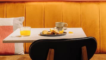 Tägliches kontinentales Frühstück (16 EUR pro Person)