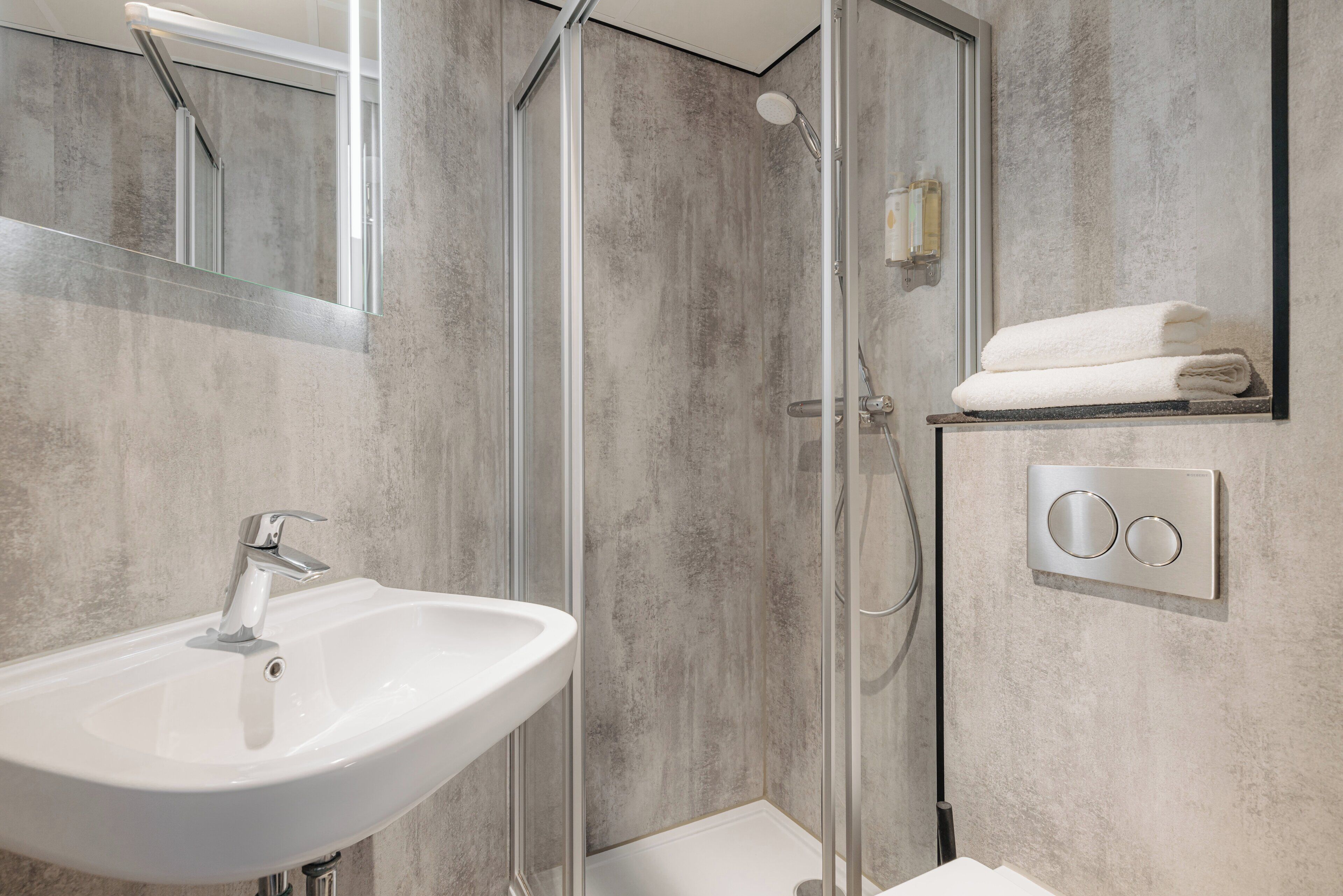 Caja de seguridad en la habitación, escritorio y cortinas blackout 