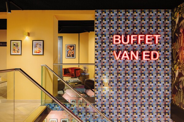 Lobby-lounge