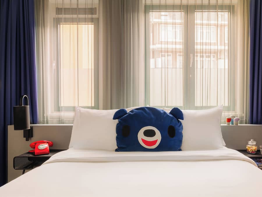 Zimmersafe, Schreibtisch, Verdunkelungsvorhänge, schallisolierte Zimmer