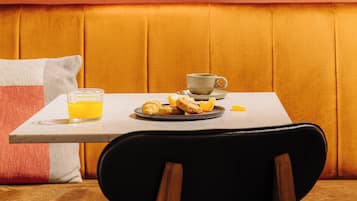 Dagelijks continentaal ontbijt (EUR 16 per persoon)