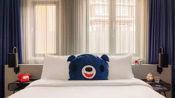 Een kluis op de kamer, een bureau, verduisterende gordijnen