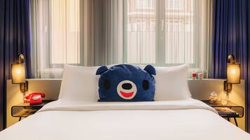 Comfort kamer, 1 tweepersoonsbed | Een kluis op de kamer, een bureau, verduisterende gordijnen