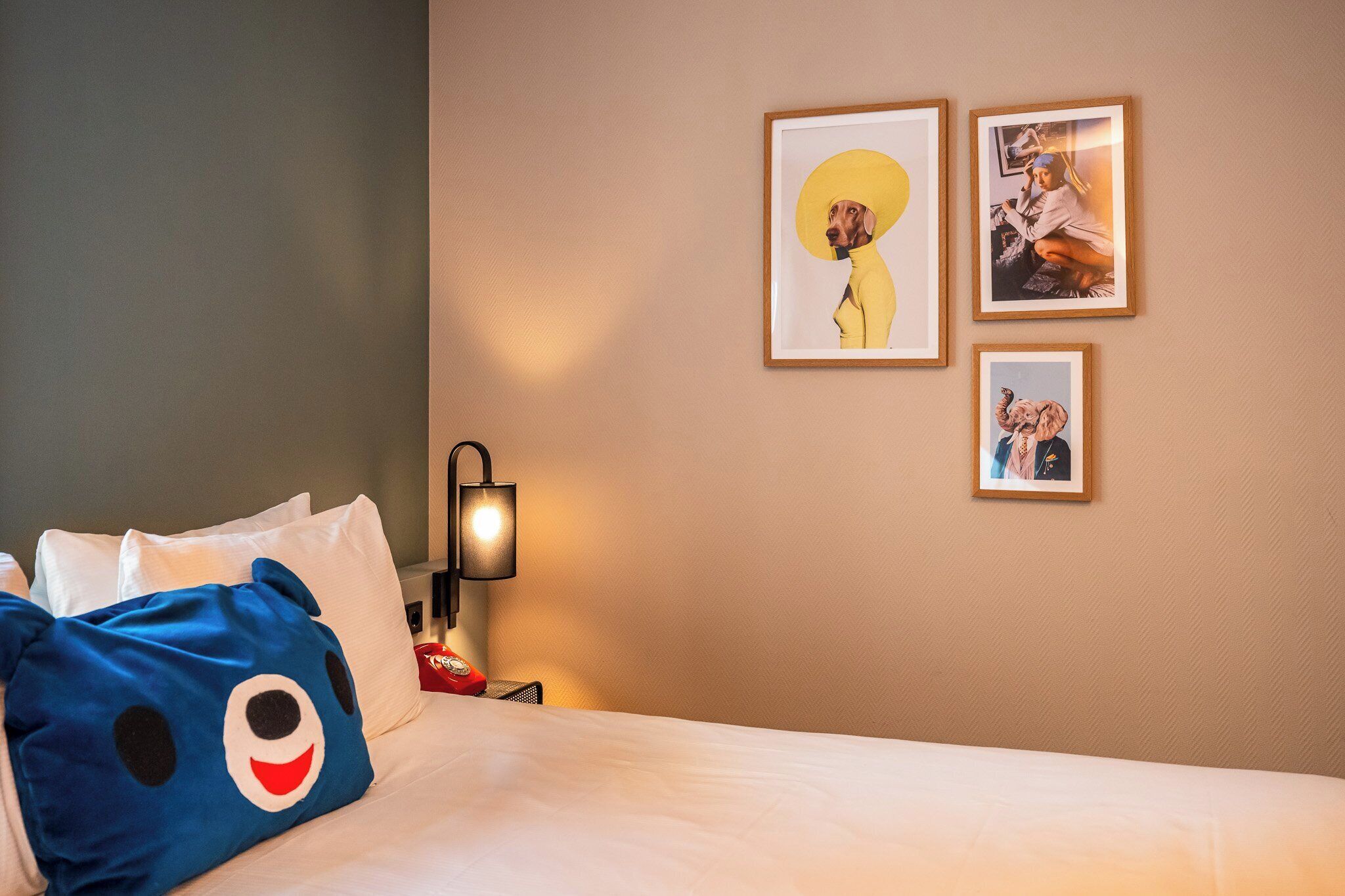 Caja de seguridad en la habitación, escritorio y cortinas blackout 