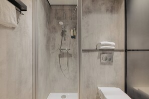 Ducha, artículos de tocador ecológicos, secador de pelo, toallas