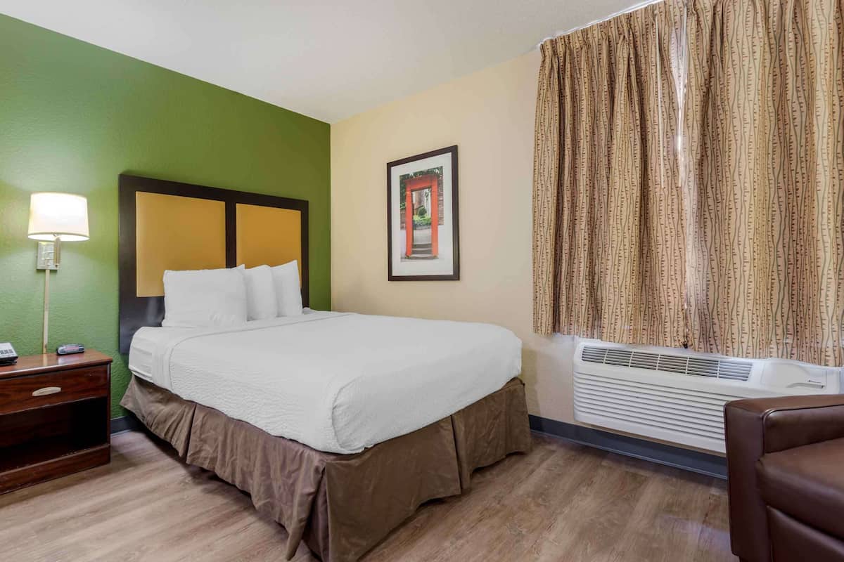 Studio, 1 Queen Bed, Non Smoking | Desk, laptop workspace, iron/ironing board, free WiFi