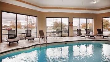 Een binnenzwembad, een buitenzwembad