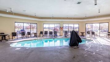 Kolam renang indoor dan kolam renang outdoor