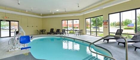 Kolam renang indoor dan kolam renang outdoor