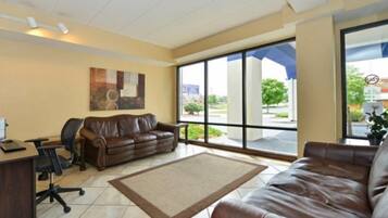 Televisi layar datar 32-inci dengan saluran TV satelit dan TV