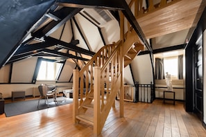 Loft, 2 habitaciones | Área de sala de estar | Televisión de pantalla plana